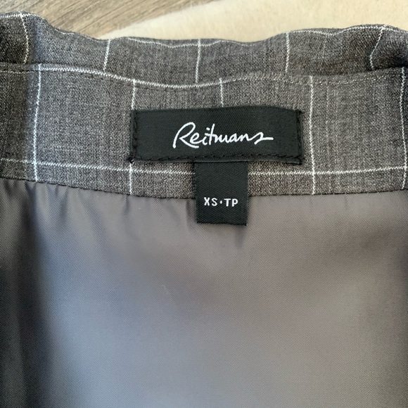 Sleeveless Long Blazer - Picture 3 of 3